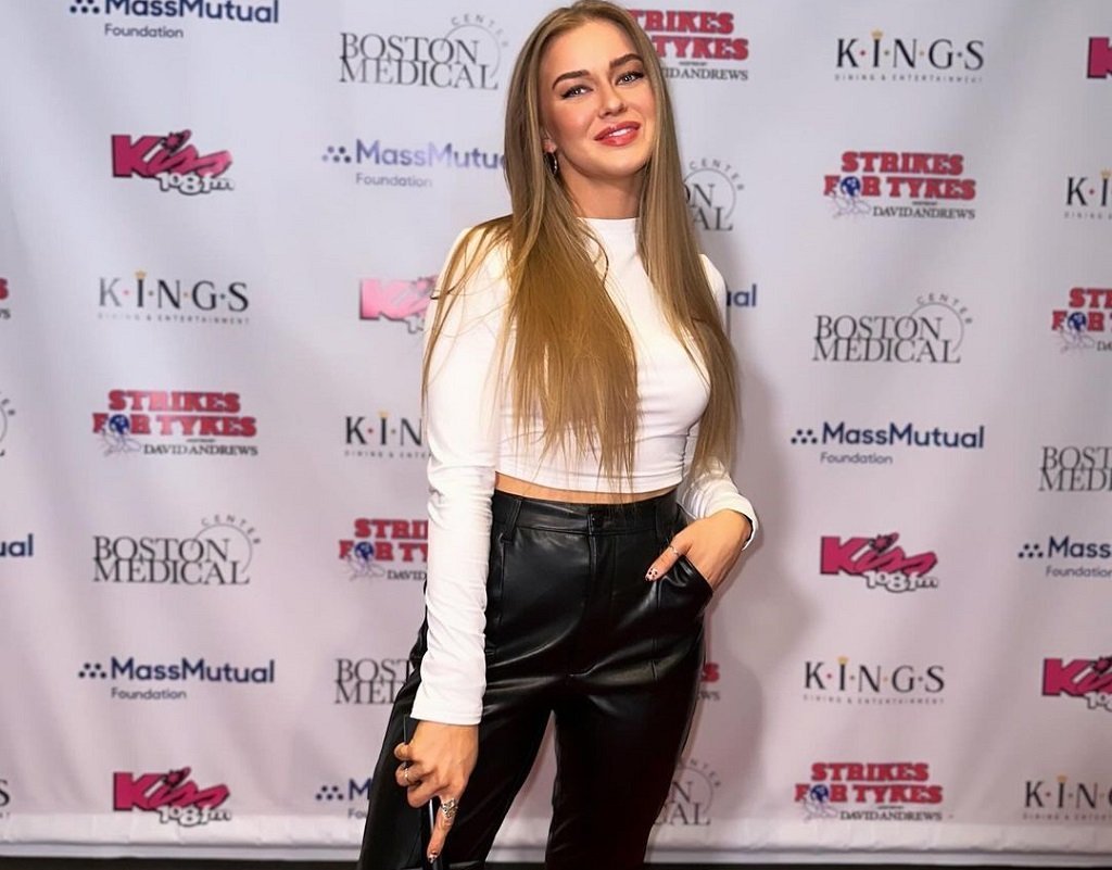 KENDRA WILKINSON Leaves Her Daughter’s Basketball Game in Los Angeles ...